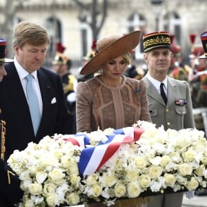 Le roi Willem-Alexander et la reine Maxima des Pays-Bas ont déposé une gerbe de fleurs sur la tombe du soldat inconnu lors de la cérémonie d'accueil à l'Arc de Triomphe à Paris, à l'occasion de leur visite d'état de deux jours en France. Le 10 mars 2016  State Visit to France Day 1 - Welcome ceremony at the Arc de Triomphe On the photo: The King and Queen lay a wreath at the Tomb of the Unknown Soldier, Guard Republicaine also present.10/03/2016 - Paris