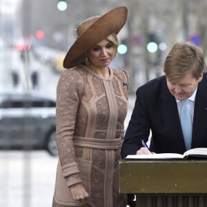 Le roi Willem-Alexander et la reine Maxima des Pays-Bas ont déposé une gerbe de fleurs sur la tombe du soldat inconnu lors de la cérémonie d'accueil à l'Arc de Triomphe à Paris, à l'occasion de leur visite d'état de deux jours en France. Le 10 mars 2016  State Visit to France Day 1 - Welcome ceremony at the Arc de Triomphe On the photo: The King and Queen lay a wreath at the Tomb of the Unknown Soldier, Guard Republicaine also present.10/03/2016 - Paris