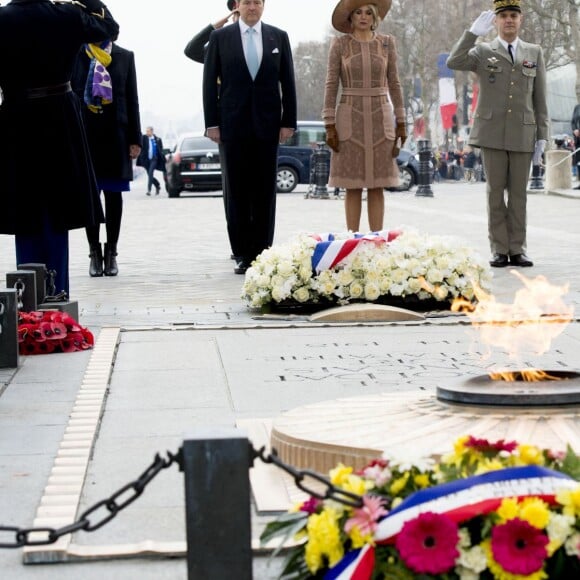 Le roi Willem-Alexander et la reine Maxima des Pays-Bas ont déposé une gerbe de fleurs sur la tombe du soldat inconnu lors de la cérémonie d'accueil à l'Arc de Triomphe à Paris, à l'occasion de leur visite d'état de deux jours en France. Le 10 mars 2016  State Visit to France Day 1 - Welcome ceremony at the Arc de Triomphe On the photo: The King and Queen lay a wreath at the Tomb of the Unknown Soldier, Guard Republicaine also present.10/03/2016 - Paris