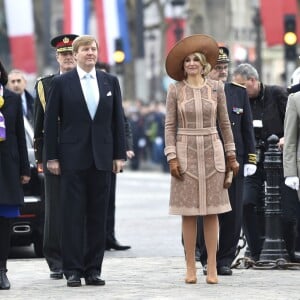 Le roi Willem-Alexander et la reine Maxima des Pays-Bas, accompagnés de la ministre du travail Myriam El Khomri, ont déposé une gerbe de fleurs sur la tombe du soldat inconnu lors de la cérémonie d'accueil à l'Arc de Triomphe à Paris, à l'occasion de leur visite d'état de deux jours en France. Le 10 mars 2016  State Visit to France Day 1 - Welcome ceremony at the Arc de Triomphe On the photo: The King and Queen lay a wreath at the Tomb of the Unknown Soldier, Guard Republicaine also present.10/03/2016 - Paris