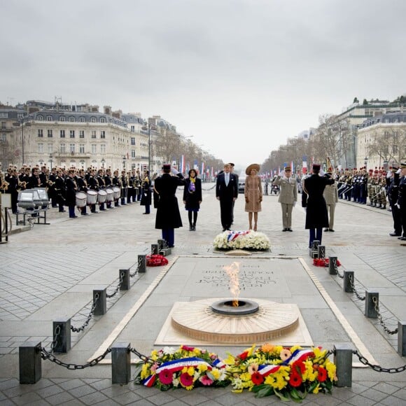 Le roi Willem-Alexander et la reine Maxima des Pays-Bas ont déposé une gerbe de fleurs sur la tombe du soldat inconnu lors de la cérémonie d'accueil à l'Arc de Triomphe à Paris, à l'occasion de leur visite d'état de deux jours en France. Le 10 mars 2016  State Visit to France Day 1 - Welcome ceremony at the Arc de Triomphe On the photo: The King and Queen lay a wreath at the Tomb of the Unknown Soldier, Guard Republicaine also present.10/03/2016 - Paris