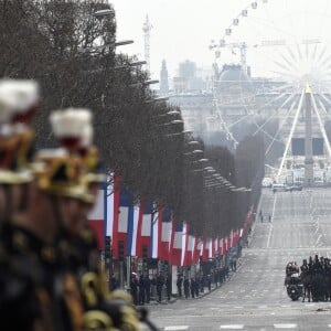 Le roi Willem-Alexander et la reine Maxima des Pays-Bas ont déposé une gerbe de fleurs sur la tombe du soldat inconnu lors de la cérémonie d'accueil à l'Arc de Triomphe à Paris, à l'occasion de leur visite d'état de deux jours en France. Le 10 mars 2016  State Visit to France Day 1 - Welcome ceremony at the Arc de Triomphe On the photo: The King and Queen lay a wreath at the Tomb of the Unknown Soldier, Guard Republicaine also present.10/03/2016 - Paris