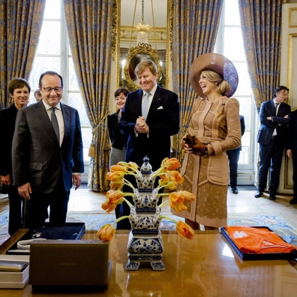 François Hollande a reçu le roi Willem-Alexander et la reine Maxima des Pays-Bas au palais de l'Elysée à Paris le 10 mars 2016 dans le cadre de leur visite d'Etat de deux jours.