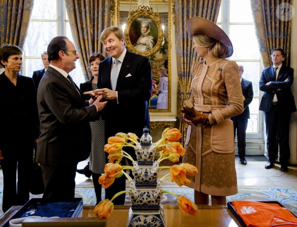 François Hollande a reçu le roi Willem-Alexander et la reine Maxima des Pays-Bas au palais de l'Elysée à Paris le 10 mars 2016 dans le cadre de leur visite d'Etat de deux jours.