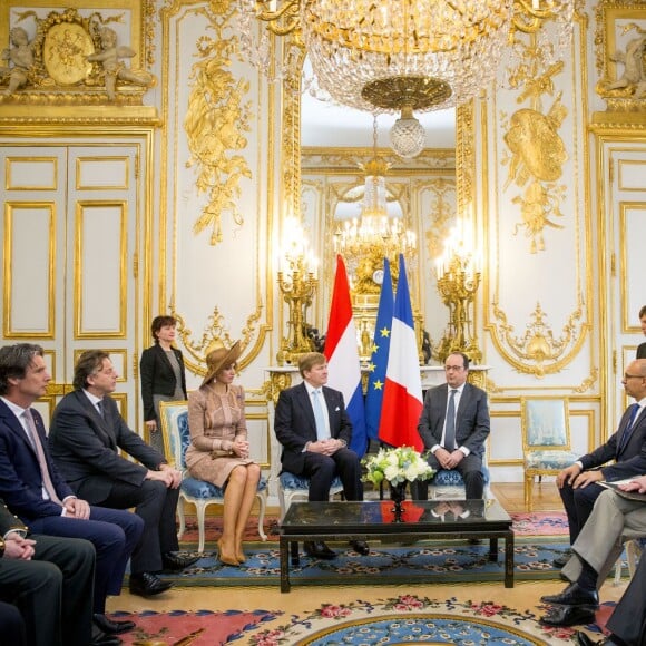 François Hollande a reçu le roi Willem-Alexander et la reine Maxima des Pays-Bas au palais de l'Elysée à Paris le 10 mars 2016 dans le cadre de leur visite d'Etat de deux jours.