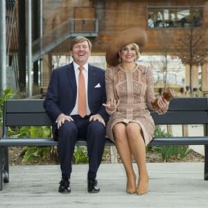 Le roi Willem-Alexander et la reine Maxima des Pays-Bas visitent la Halle Pajol où se trouve une auberge de jeunesse et ont inauguré le banc Dutch Design " Vondel Verses " d'Anouk Vogel et Johan Selbing, que le couple royal a offert à la Ville de Paris, à Paris, le 10 mars 2016, pendant sa visite d'Etat de deux jours en France.