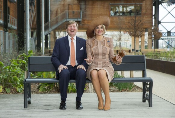 Le roi Willem-Alexander et la reine Maxima des Pays-Bas visitent la Halle Pajol où se trouve une auberge de jeunesse et ont inauguré le banc Dutch Design " Vondel Verses " d'Anouk Vogel et Johan Selbing, que le couple royal a offert à la Ville de Paris, à Paris, le 10 mars 2016, pendant sa visite d'Etat de deux jours en France.