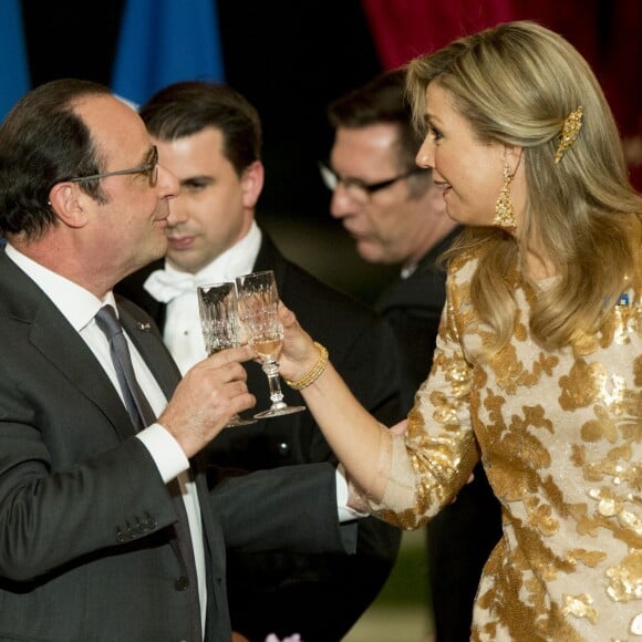 François Hollande, la reine Maxima des Pays-Bas - Dîner d'état donné en l'honneur du roi Willem-Alexander et la reine Maxima des Pays-Bas au palais de l'Elysée à Paris, le 10 mars 2016.  Arrival for a state dinner in honor of King Willem-Alexander and Queen Maxima of Netherlands at the Elysee Palace in Paris on March 10, 2016.10/03/2016 - Paris