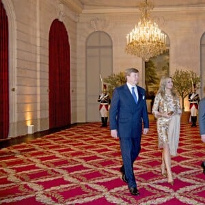 Le roi Willem-Alexander des Pays-Bas, François Hollande, la reine Maxima des Pays-Bas - Dîner d'état donné en l'honneur du roi Willem-Alexander et la reine Maxima des Pays-Bas au palais de l'Elysée à Paris, le 10 mars 2016.  Arrival for a state dinner in honor of King Willem-Alexander and Queen Maxima of Netherlands at the Elysee Palace in Paris on March 10, 2016.10/03/2016 - Paris