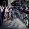 Le roi Willem-Alexander et la reine Maxima des Pays-Bas quittent en bus électrique l'Hôtel de Ville après avoir été reçus par Anne Hidalgo à Paris, le 11 mars 2016.11/03/2016 - Paris