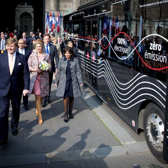 Le roi Willem-Alexander et la reine Maxima des Pays-Bas quittent en bus électrique l'Hôtel de Ville après avoir été reçus par Anne Hidalgo à Paris, le 11 mars 2016.11/03/2016 - Paris