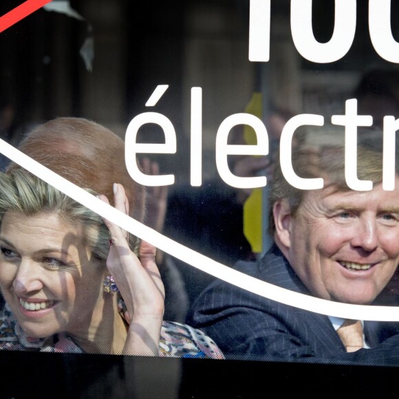 Le roi Willem-Alexander et la reine Maxima des Pays-Bas quittent en bus électrique l'Hôtel de Ville après avoir été reçus par Anne Hidalgo à Paris, le 11 mars 2016.11/03/2016 - Paris