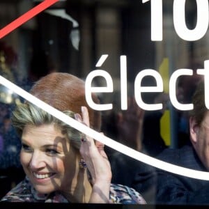 Le roi Willem-Alexander et la reine Maxima des Pays-Bas quittent en bus électrique l'Hôtel de Ville après avoir été reçus par Anne Hidalgo à Paris, le 11 mars 2016.11/03/2016 - Paris