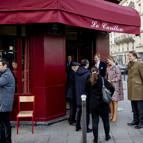 Le roi Willem-Alexander et la reine Maxima des Pays-Bas se sont rendus ce matin au Carillon, l'un des cafés touchés par les attentats du 13 novembre à Paris le 11 Mars 2016. 11/03/2016 - Paris