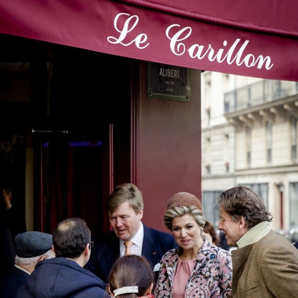 Le roi Willem-Alexander et la reine Maxima des Pays-Bas se sont rendus ce matin au Carillon, l'un des cafés touchés par les attentats du 13 novembre à Paris le 11 Mars 2016. 11/03/2016 - Paris