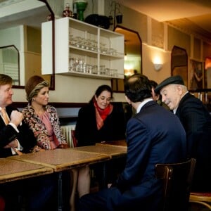 Le roi Willem-Alexander et la reine Maxima des Pays-Bas se sont rendus ce matin au Carillon, l'un des cafés touchés par les attentats du 13 novembre à Paris le 11 Mars 2016. 11/03/2016 - Paris