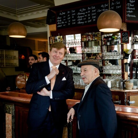 Le roi Willem-Alexander et la reine Maxima des Pays-Bas se sont rendus ce matin au Carillon, l'un des cafés touchés par les attentats du 13 novembre à Paris le 11 Mars 2016. 11/03/2016 - Paris