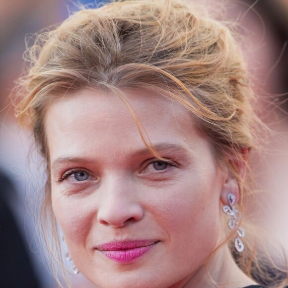 Mélanie Thierry (boucles d'oreilles et bracelet Montblanc Princesse Grace) - Montée des marches du film "Carol" lors du 68e Festival International du Film de Cannes, le 17 mai 2015.