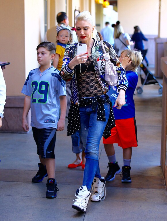 Gwen Stefani passe la journée avec ses fils Kingston, Zuma et Apollo à Disneyland à Anaheim en Californie, le 10 mars 2016
