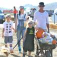 Gwen Stefani, ses parents Patti et Dennis, son mari Gavin Rossdale et leurs enfants Zuma et Kingston achètent des citrouilles au "Underwood Family Farms" à Moorpark, le 26 octobre 2014.