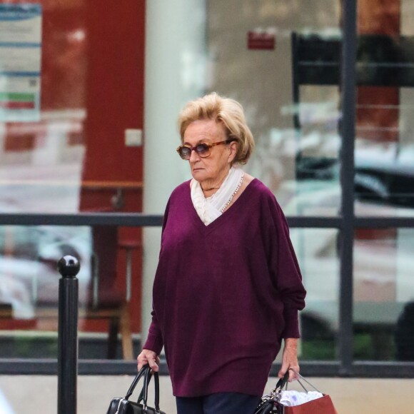 Semi-Exclusif - Bernadette Chirac - L'ancien président français Jacques Chirac sort de l'hôpital de la Salpêtrière à Paris, le 23 décembre 2015, où il se trouvait depuis plusieurs jours. Sa femme Bernadette Chirac et sa fille Claude Chirac sont venues le chercher. Jacques Chirac a ensuite été conduit directement à l'hôtel particulier de Mr François Pinault qui a fait installer spécialement pour l'ancien président une chambre médicalisée.