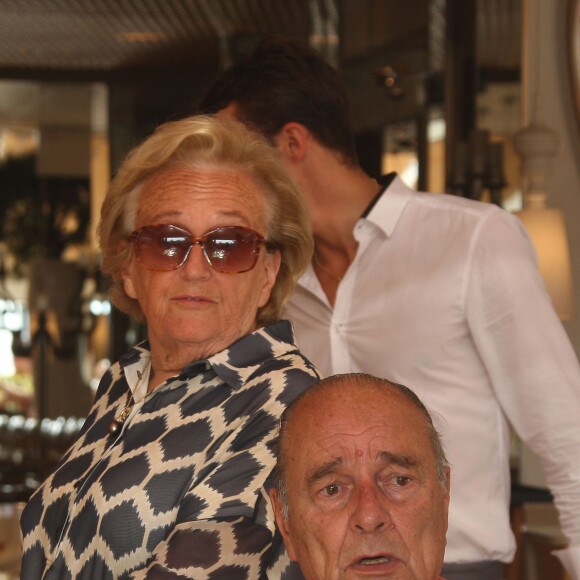 Jacques Chirac et sa femme Bernadette déjeunent chez Le Girelier à Saint-Tropez, le 12 août 2012