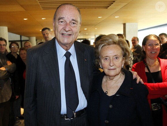 Jacques Chirac et sa femme Bernadette lors de l'exposition Christian Dior à Sarran, France le 20 mars 2010