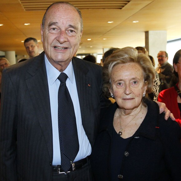 Jacques Chirac et sa femme Bernadette lors de l'exposition Christian Dior à Sarran, France le 20 mars 2010