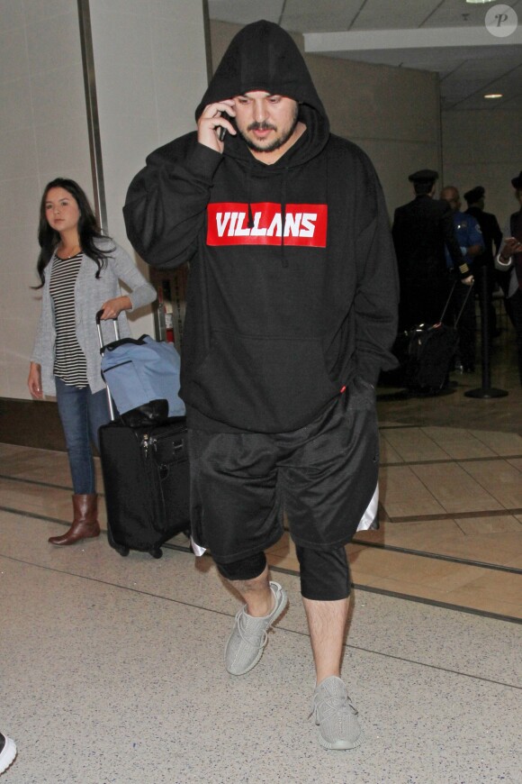 Rob Kardashian arrive à l'aéroport de Los Angeles avec sa compagne Blac Chyna, le 08/03/2016 - Los Angeles