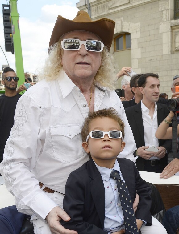 Michel Polnareff et son fils Louka - Inauguration de la place Michel Polnareff et ouverture de l'exposition au MuPop (Musée des musiques populaires) qui lui consacre une rétrospective - Montluçon le 20 juin 2015.