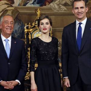 Le roi Felipe VI et la reine Letizia d'Espagne accueillaient le 17 mars 2016 le nouveau président du Portugal, Marcelo Rebelo de Sousa, au palais d'Orient à Madrid, quelques jours après le scandale de leurs messages avec Javier Lopez Madrid, un homme d'affaires impliqué dans plusieurs scandales.