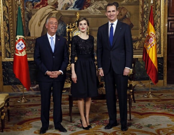 Le roi Felipe VI et la reine Letizia d'Espagne accueillaient le 17 mars 2016 le nouveau président du Portugal, Marcelo Rebelo de Sousa, au palais d'Orient à Madrid, quelques jours après le scandale de leurs messages avec Javier Lopez Madrid, un homme d'affaires impliqué dans plusieurs scandales.