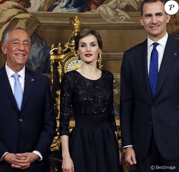 Le roi Felipe VI et la reine Letizia d'Espagne accueillaient le 17 mars 2016 le nouveau président du Portugal, Marcelo Rebelo de Sousa, au palais d'Orient à Madrid, quelques jours après le scandale de leurs messages avec Javier Lopez Madrid, un homme d'affaires impliqué dans plusieurs scandales.