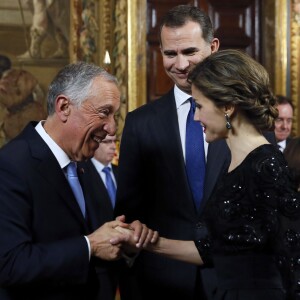 Le roi Felipe VI et la reine Letizia d'Espagne accueillaient le 17 mars 2016 le nouveau président du Portugal, Marcelo Rebelo de Sousa, au palais d'Orient à Madrid, quelques jours après le scandale de leurs messages avec Javier Lopez Madrid, un homme d'affaires impliqué dans plusieurs scandales.