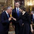  Le roi Felipe VI et la reine Letizia d'Espagne accueillaient le 17 mars 2016 le nouveau président du Portugal, Marcelo Rebelo de Sousa, au palais d'Orient à Madrid, quelques jours après le scandale de leurs messages avec Javier Lopez Madrid, un homme d'affaires impliqué dans plusieurs scandales. 
