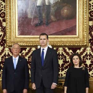 Le roi Felipe VI et la reine Letizia d'Espagne accueillaient le 17 mars 2016 le nouveau président du Portugal, Marcelo Rebelo de Sousa, au palais d'Orient à Madrid, quelques jours après le scandale de leurs messages avec Javier Lopez Madrid, un homme d'affaires impliqué dans plusieurs scandales.