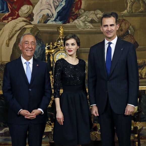 Le roi Felipe VI et la reine Letizia d'Espagne accueillaient le 17 mars 2016 le nouveau président du Portugal, Marcelo Rebelo de Sousa, au palais d'Orient à Madrid, quelques jours après le scandale de leurs messages avec Javier Lopez Madrid, un homme d'affaires impliqué dans plusieurs scandales.