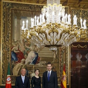 Le roi Felipe VI et la reine Letizia d'Espagne accueillaient le 17 mars 2016 le nouveau président du Portugal, Marcelo Rebelo de Sousa, au palais d'Orient à Madrid, quelques jours après le scandale de leurs messages avec Javier Lopez Madrid, un homme d'affaires impliqué dans plusieurs scandales.