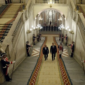 Le roi Felipe VI et la reine Letizia d'Espagne accueillaient le 17 mars 2016 le nouveau président du Portugal, Marcelo Rebelo de Sousa, au palais d'Orient à Madrid, quelques jours après le scandale de leurs messages avec Javier Lopez Madrid, un homme d'affaires impliqué dans plusieurs scandales.