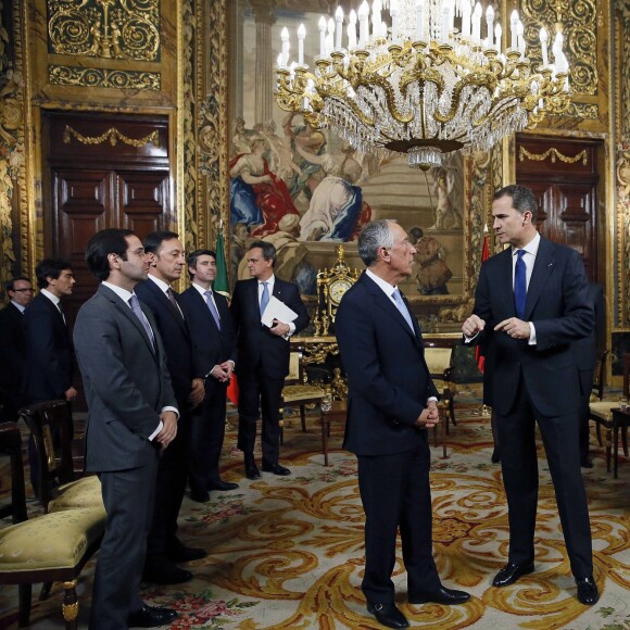 Le roi Felipe VI et la reine Letizia d'Espagne accueillaient le 17 mars 2016 le nouveau président du Portugal, Marcelo Rebelo de Sousa, au palais d'Orient à Madrid, quelques jours après le scandale de leurs messages avec Javier Lopez Madrid, un homme d'affaires impliqué dans plusieurs scandales.