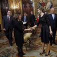  Le roi Felipe VI et la reine Letizia d'Espagne accueillaient le 17 mars 2016 le nouveau président du Portugal, Marcelo Rebelo de Sousa, au palais d'Orient à Madrid, quelques jours après le scandale de leurs messages avec Javier Lopez Madrid, un homme d'affaires impliqué dans plusieurs scandales. 