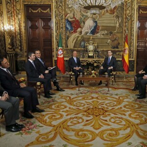 Le roi Felipe VI et la reine Letizia d'Espagne accueillaient le 17 mars 2016 le nouveau président du Portugal, Marcelo Rebelo de Sousa, au palais d'Orient à Madrid, quelques jours après le scandale de leurs messages avec Javier Lopez Madrid, un homme d'affaires impliqué dans plusieurs scandales.