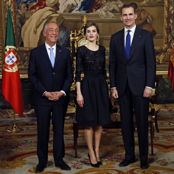 Le roi Felipe VI et la reine Letizia d'Espagne accueillaient le 17 mars 2016 le nouveau président du Portugal, Marcelo Rebelo de Sousa, au palais d'Orient à Madrid, quelques jours après le scandale de leurs messages avec Javier Lopez Madrid, un homme d'affaires impliqué dans plusieurs scandales.