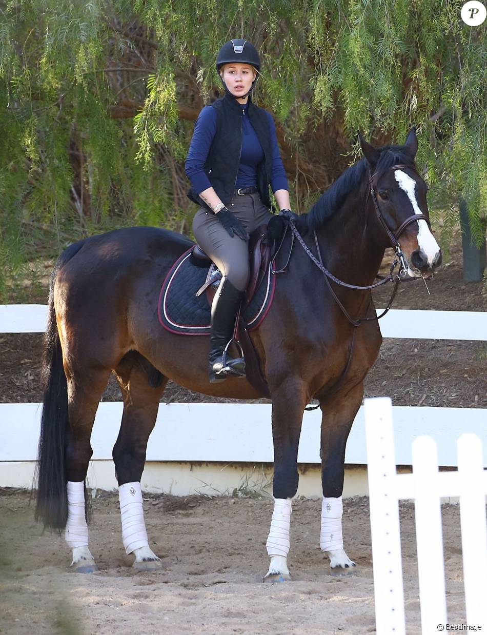 Exclusif - Iggy Azalea fait de l&#039;équitation à Los Angeles. Le 2 décembre 2015