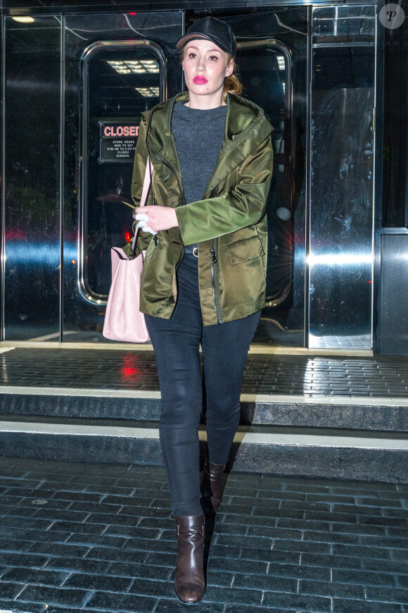 La chanteuse et mannequin Iggy Azalea porte un sac Louis Vuitton rose flashy à Los Angeles le 20 novembre 2015. Elle porte un bandage sur la main gauche car elle s'est fait retirer un tatouage.