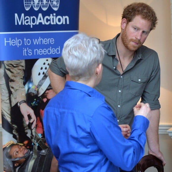 Le prince Harry participe à un briefing de l'association MapAction à Londres, le 16 mars 2016, pour faire le point sur les actions caritatives après les tremblements de terre au Népal avant sa visite officielle du 19 au 23.