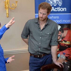 Le prince Harry participe à un briefing de l'association MapAction à Londres, le 16 mars 2016, pour faire le point sur les actions caritatives après les tremblements de terre au Népal avant sa visite officielle du 19 au 23.