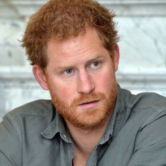 Le prince Harry participe à un briefing de l'association MapAction à Londres, le 16 mars 2016, pour faire le point sur les actions caritatives après les tremblements de terre au Népal avant sa visite officielle du 19 au 23.