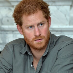 Le prince Harry participe à un briefing de l'association MapAction à Londres, le 16 mars 2016, pour faire le point sur les actions caritatives après les tremblements de terre au Népal avant sa visite officielle du 19 au 23.