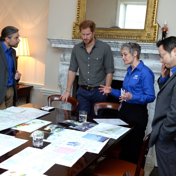 Le prince Harry participe à un briefing de l'association MapAction à Londres, le 16 mars 2016, pour faire le point sur les actions caritatives après les tremblements de terre au Népal avant sa visite officielle du 19 au 23.